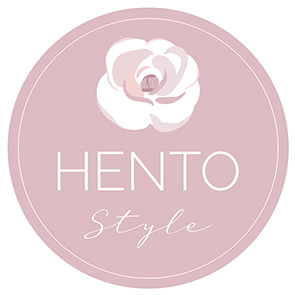 Hento Style -logo vaaleanpunaisessa ympyrässä valkoisella kukkakuviolla.