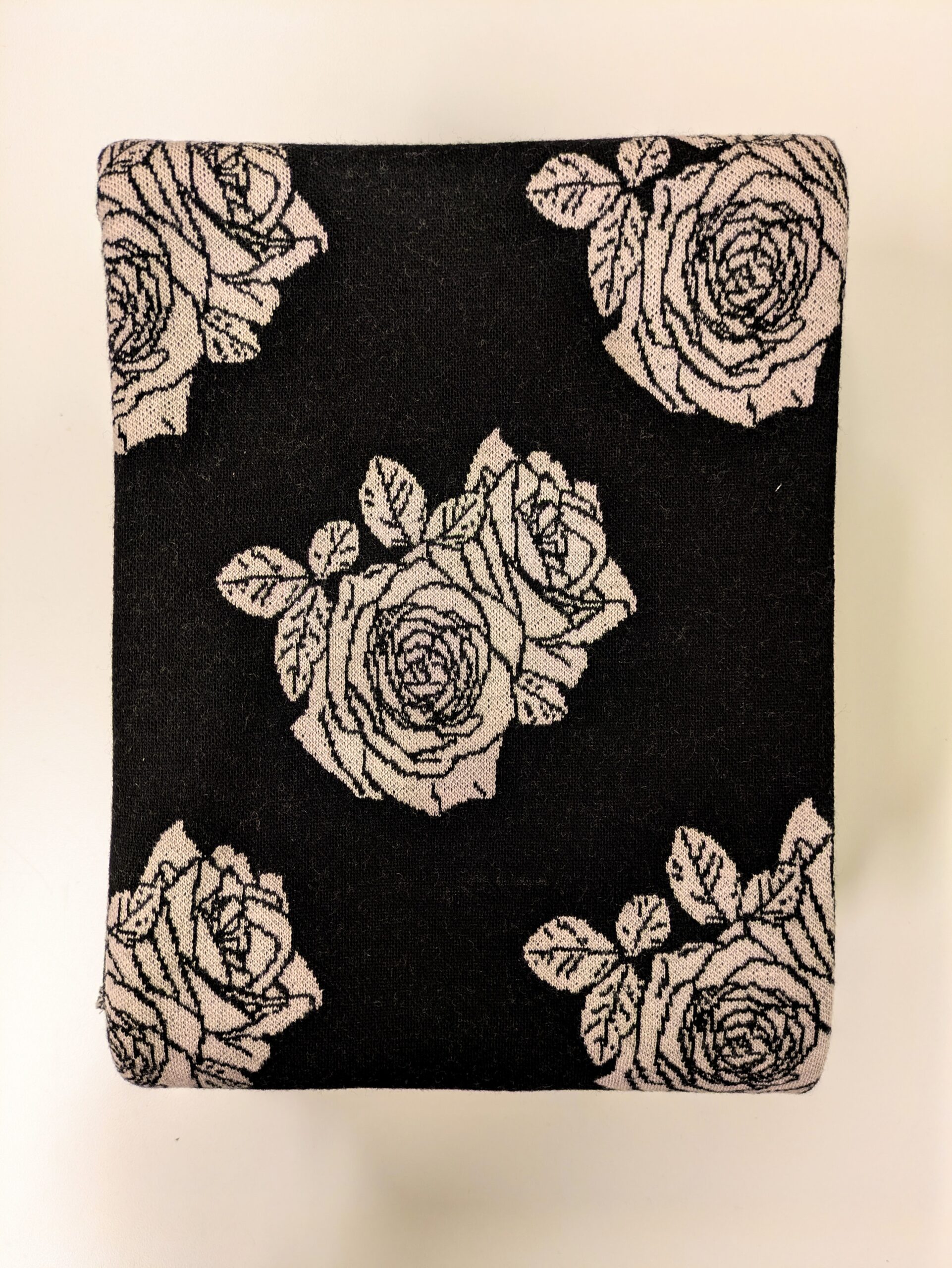 PALA 100cm: Ruusu, musta pohjasävy, merinovillaneulos - Image 3