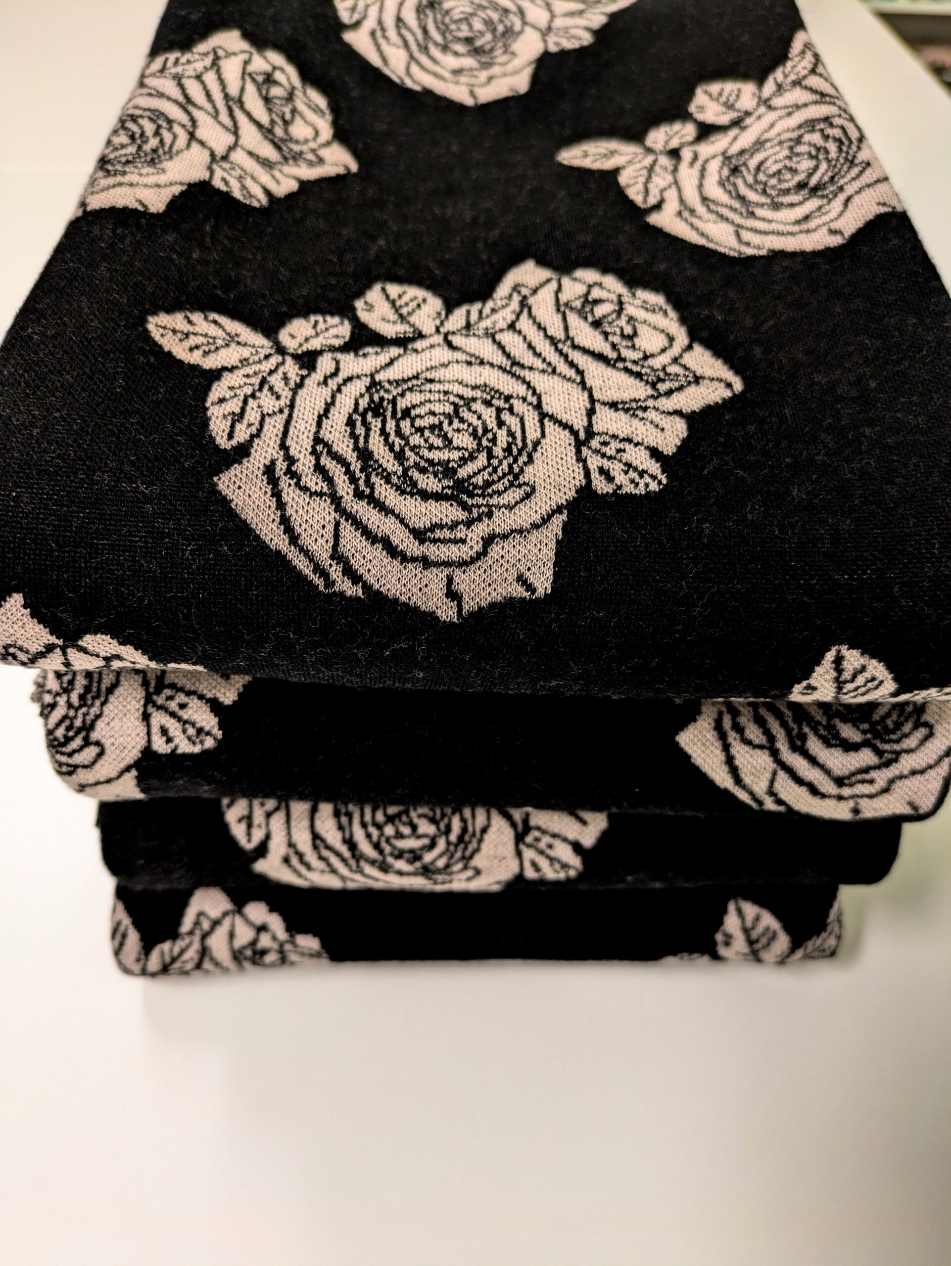 PALA 100cm: Ruusu, musta pohjasävy, merinovillaneulos - Image 2