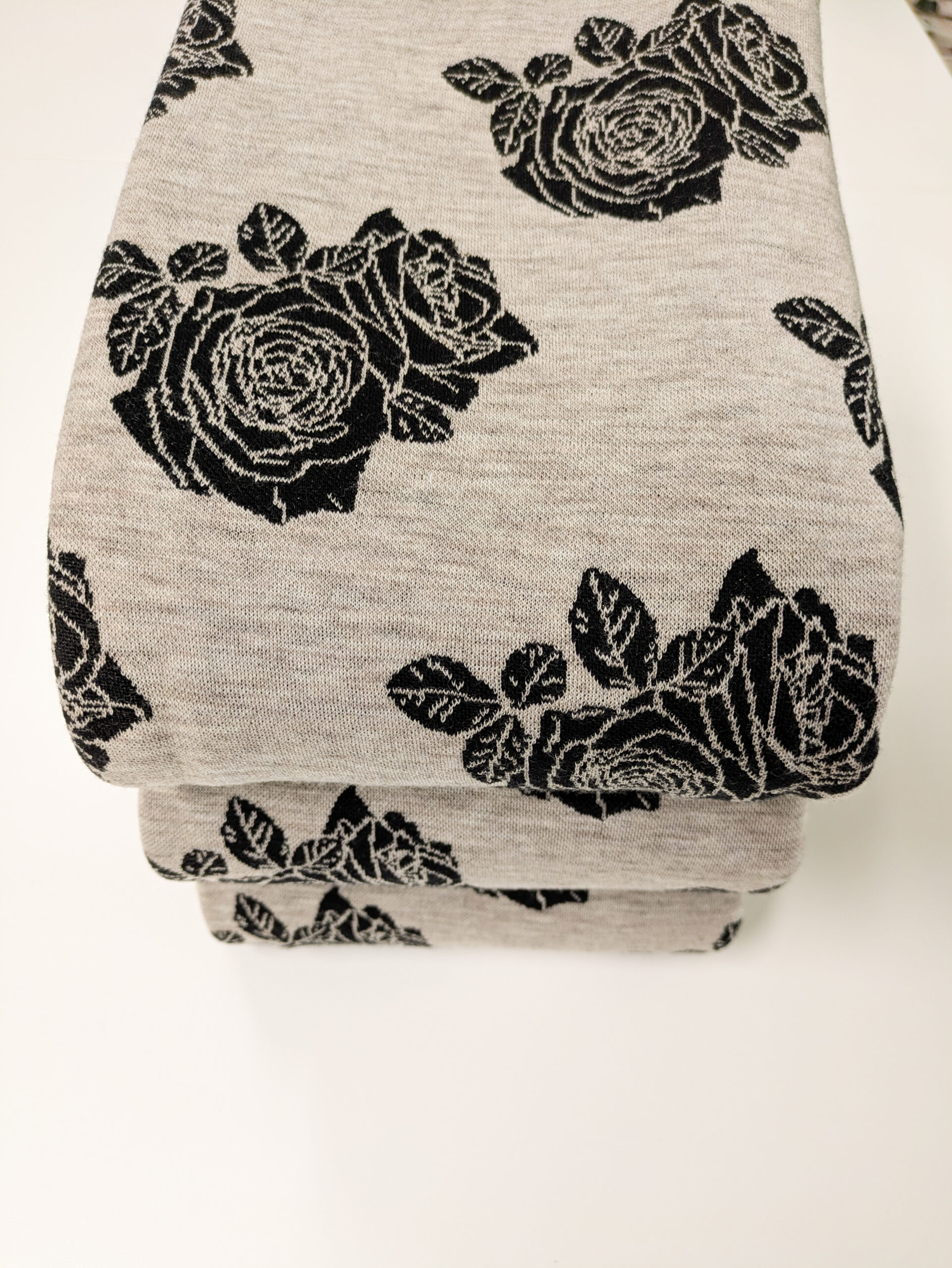 Ruusu, meleerattu hiekka pohjasävy, merinovillaneulos - Image 3