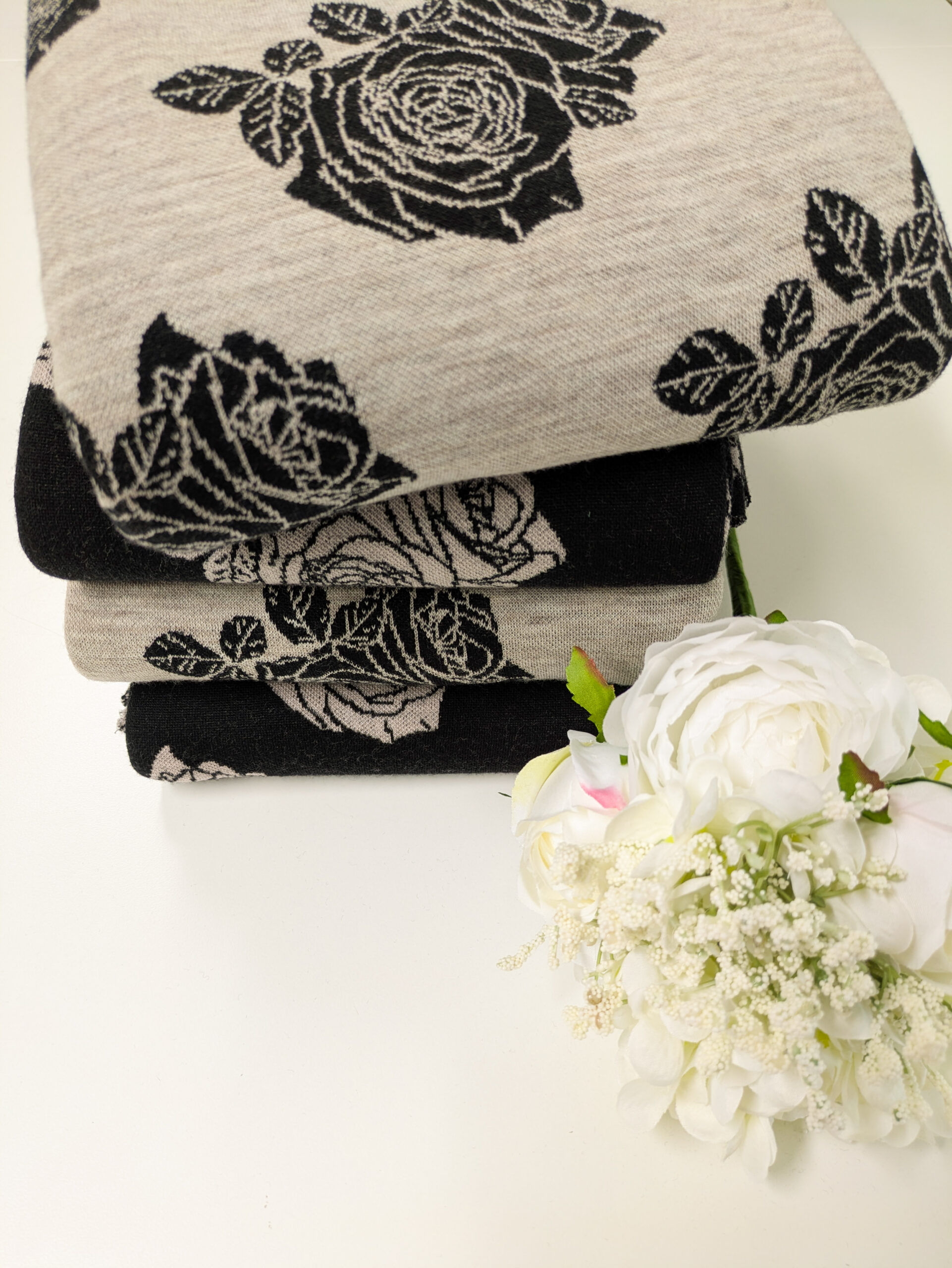 Ruusu, meleerattu hiekka pohjasävy, merinovillaneulos - Image 5