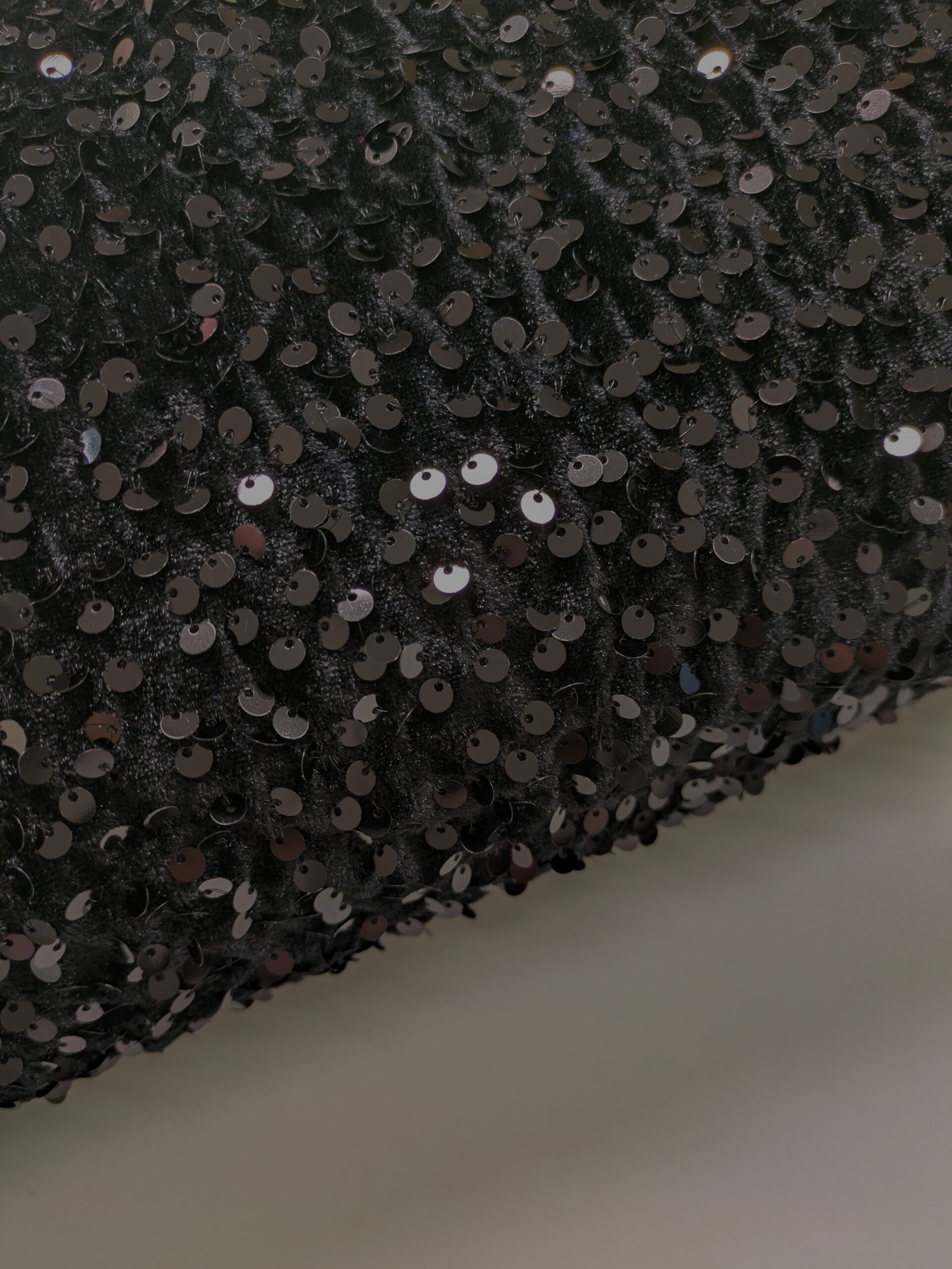 Musta, joustava paljettisametti