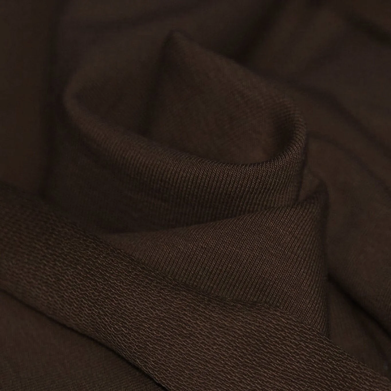 Tummanruskea, joustocollege