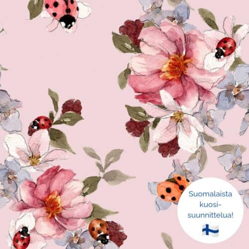 Vaaleanpunainen luomutrikoo, jossa on vesivärityylisiä kukkia ja leppäkerttuja.
