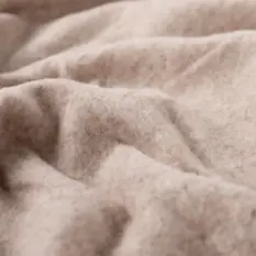 Meleerattu beige merinofleece lähikuvassa.