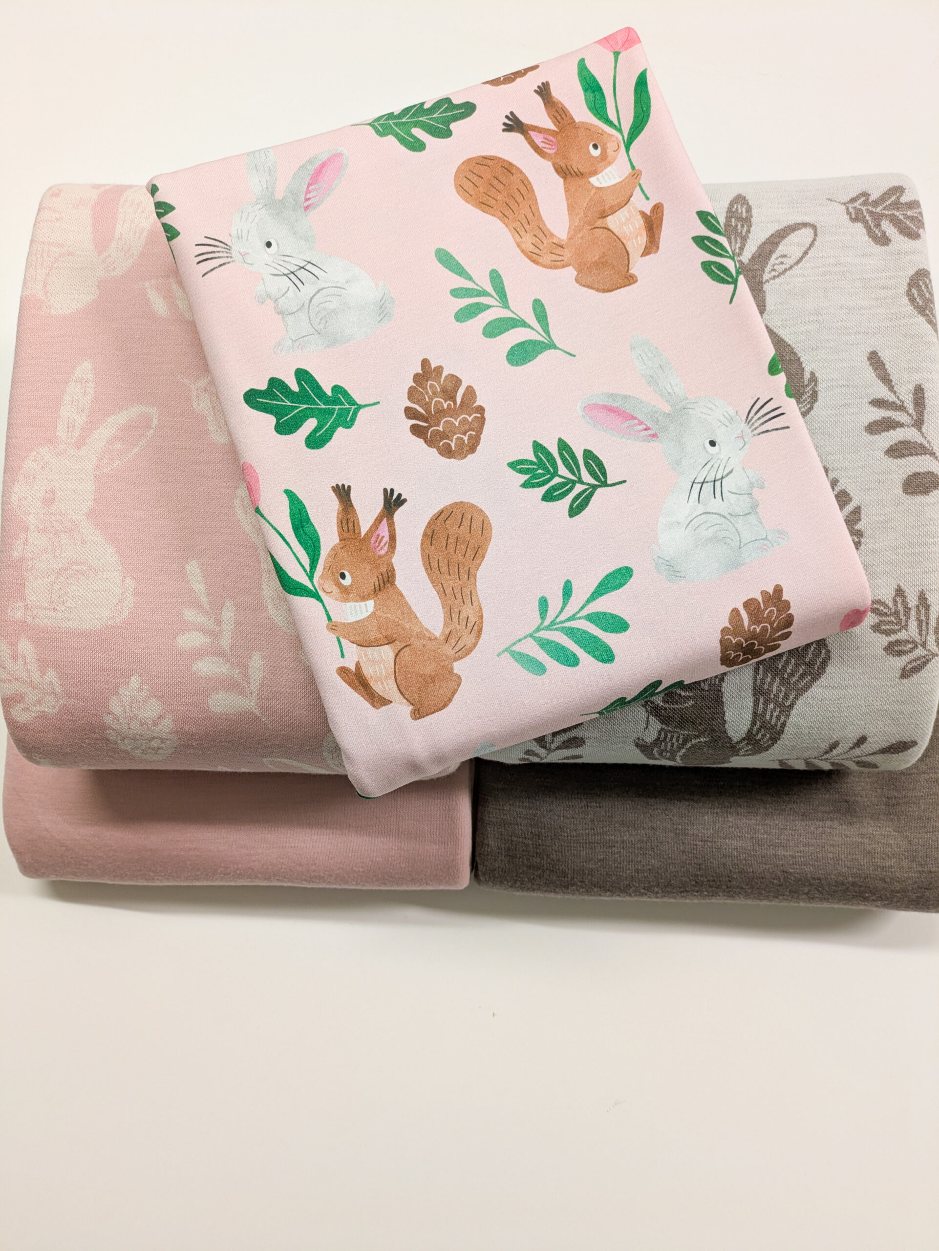Ystävykset, helmenvaalea, Suomessa neulottu merinovillaneulos - Image 4